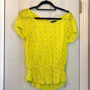 🌺 2 for $23 🌺 Yellow Floral Gap Blouse with Cinched Waist and Cap Sleeves